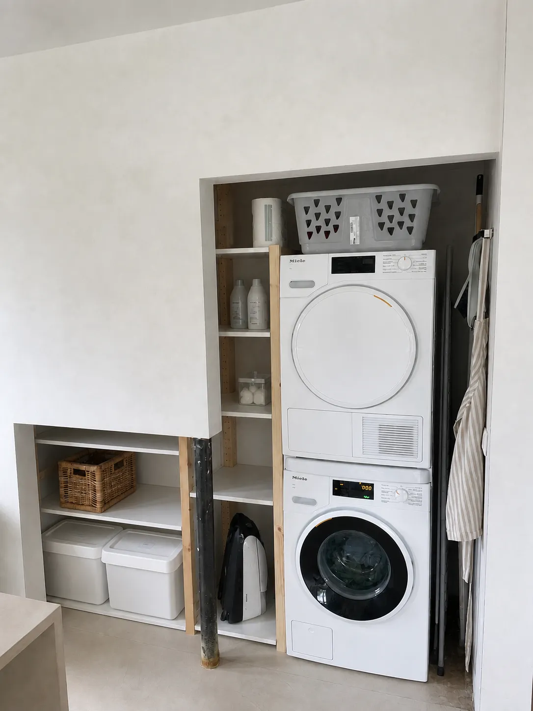 Praktische was- en voorraadruimte achter de keukenwand