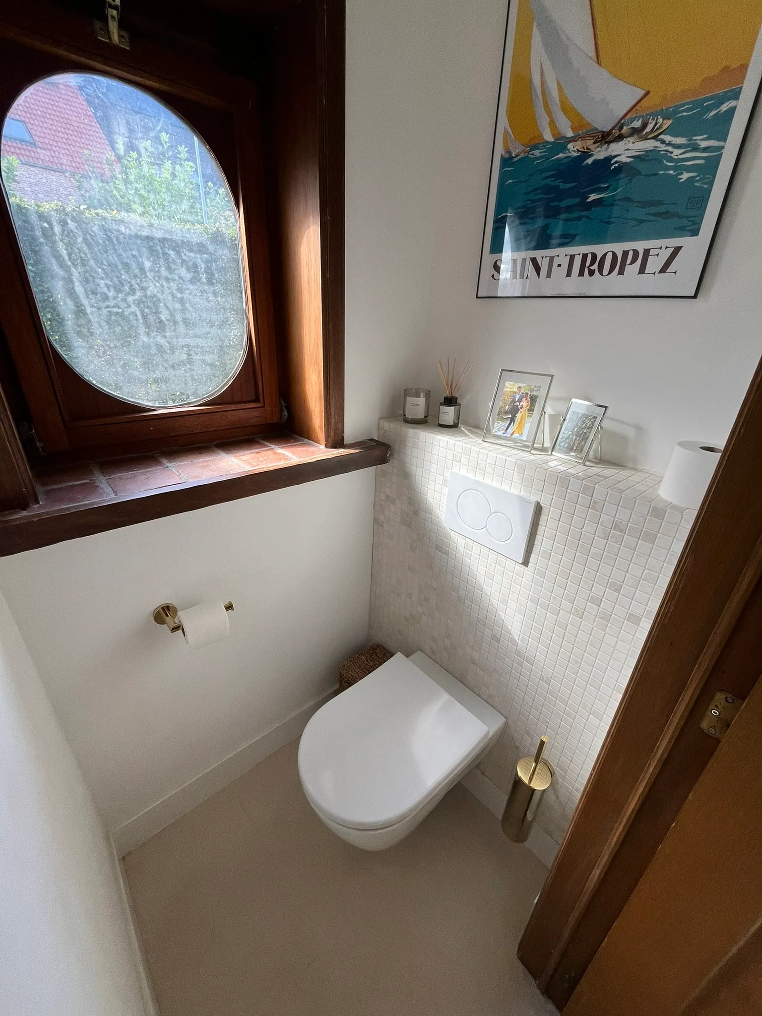 Vernieuwd hangtoilet met lichte mozaïekafwerking