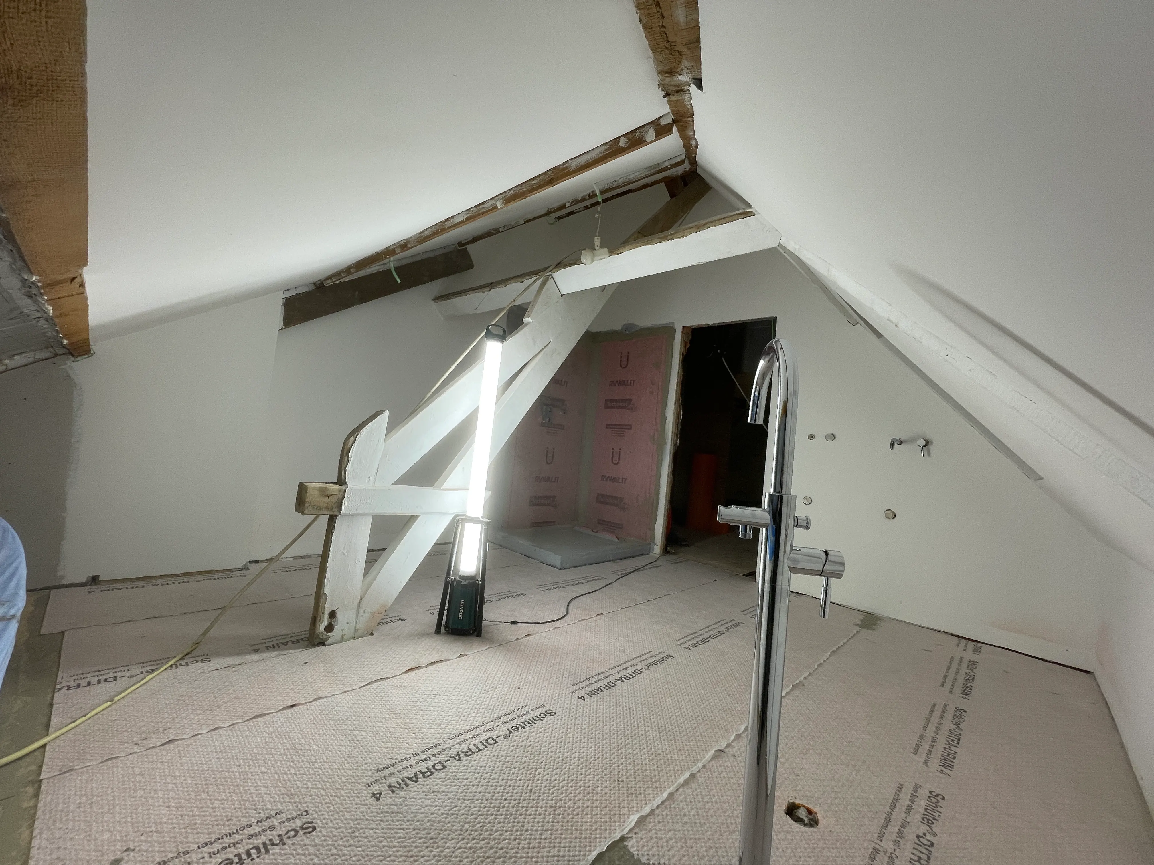 Opbouw van de badkamer onder het schuine dak