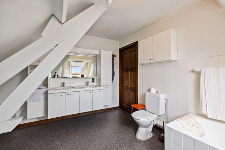 Verouderde badkamer vóór de renovatie