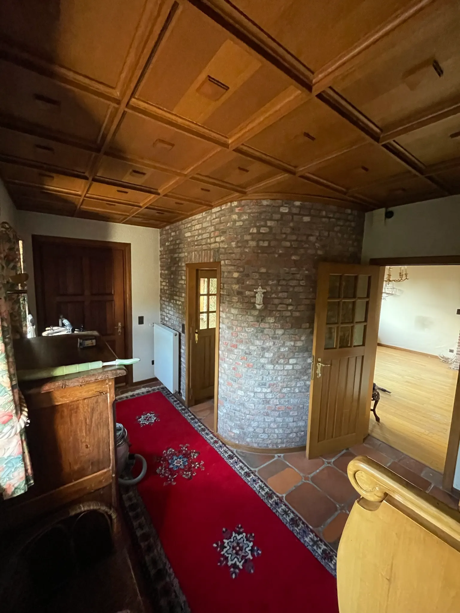 Donkere inkomhal vóór de totaalrenovatie