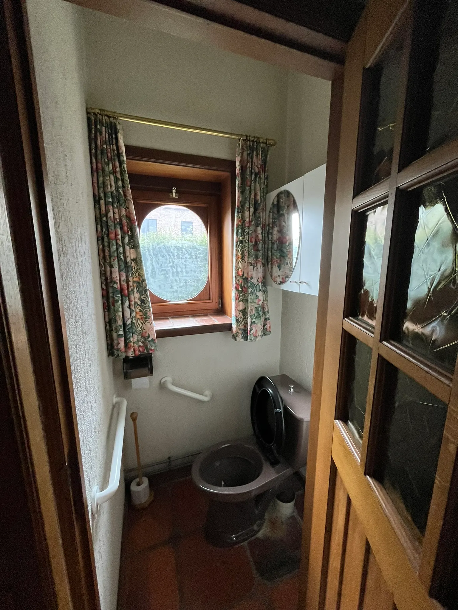 Oud toilet vóór de renovatie