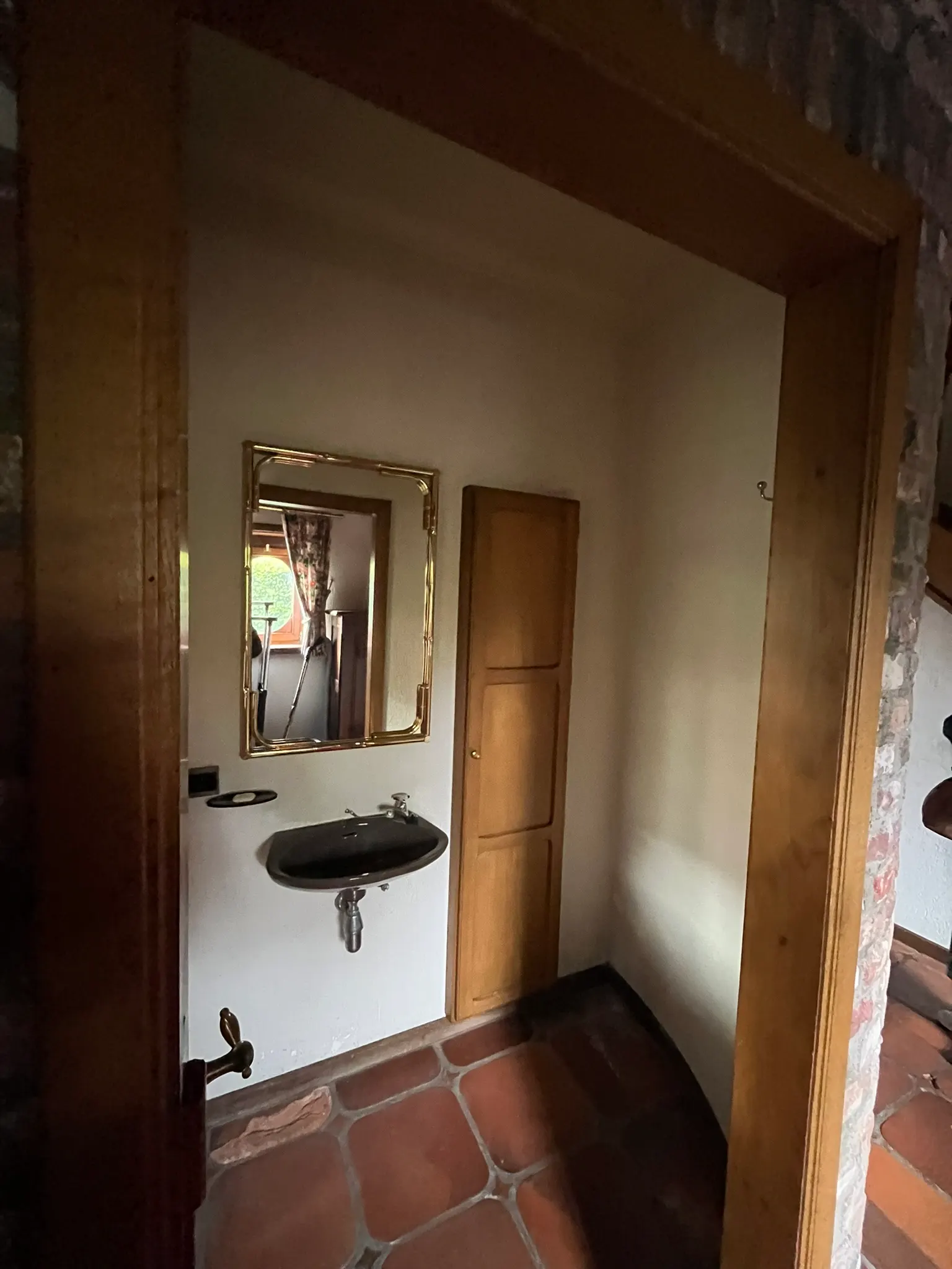 Oude wastafelruimte vóór de renovatie
